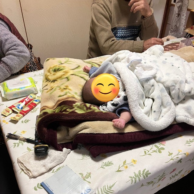 ダイニングテーブルに布団を敷き、赤ちゃんが冷えないように工夫。長時間の預かりならではの“配置”に／ゆるこさん（@yuruko0329）提供