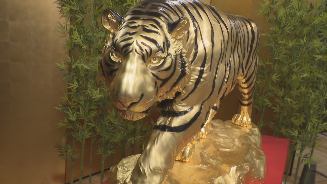 全長2mの「黄金の虎」など金製品1000点以上を展示 高松市のデパートで
