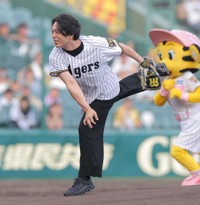 ファーストピッチセレモニーを務める飯田洋輔＝甲子園
