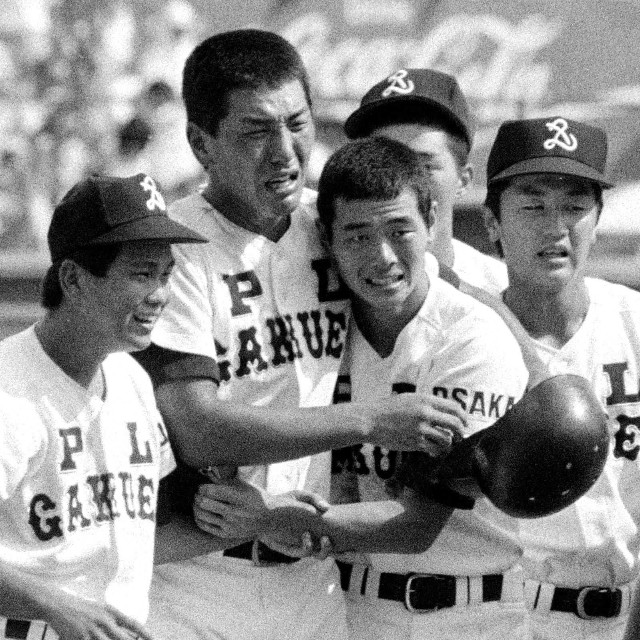優勝を決め、抱き合って喜ぶPL学園・清原和博（中央左）と桑田真澄（同右）＝甲子園球場、1985年8月21日