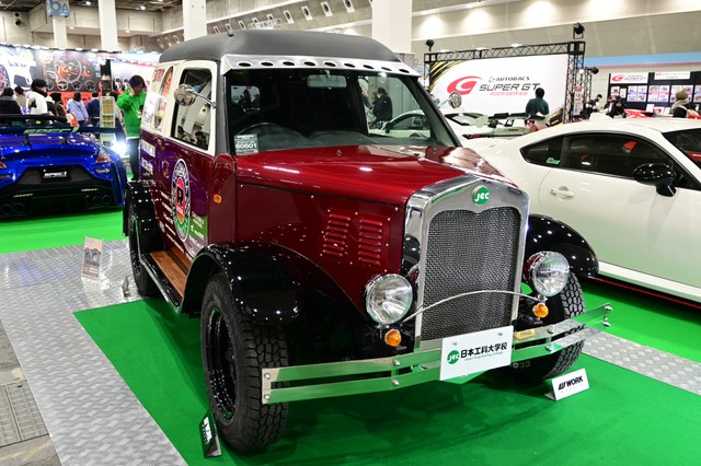日本工科大学校が製作したカスタムジムニー。この細いボンネットにノーマルのエンジンが収まっているそうです。すごい