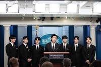 米ホワイトハウスの定例会見に参加するBTSのメンバー
