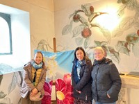 礼拝堂を訪れる夢を実現。（左から）タカハシさん、アテンドを務めた小川裕子さん、礼拝堂を管理するマダム（画像提供：タカハシヤスコさん）