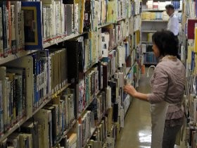 ペット店に動物の本、すし店には魚の図鑑…「まちじゅう図書館」