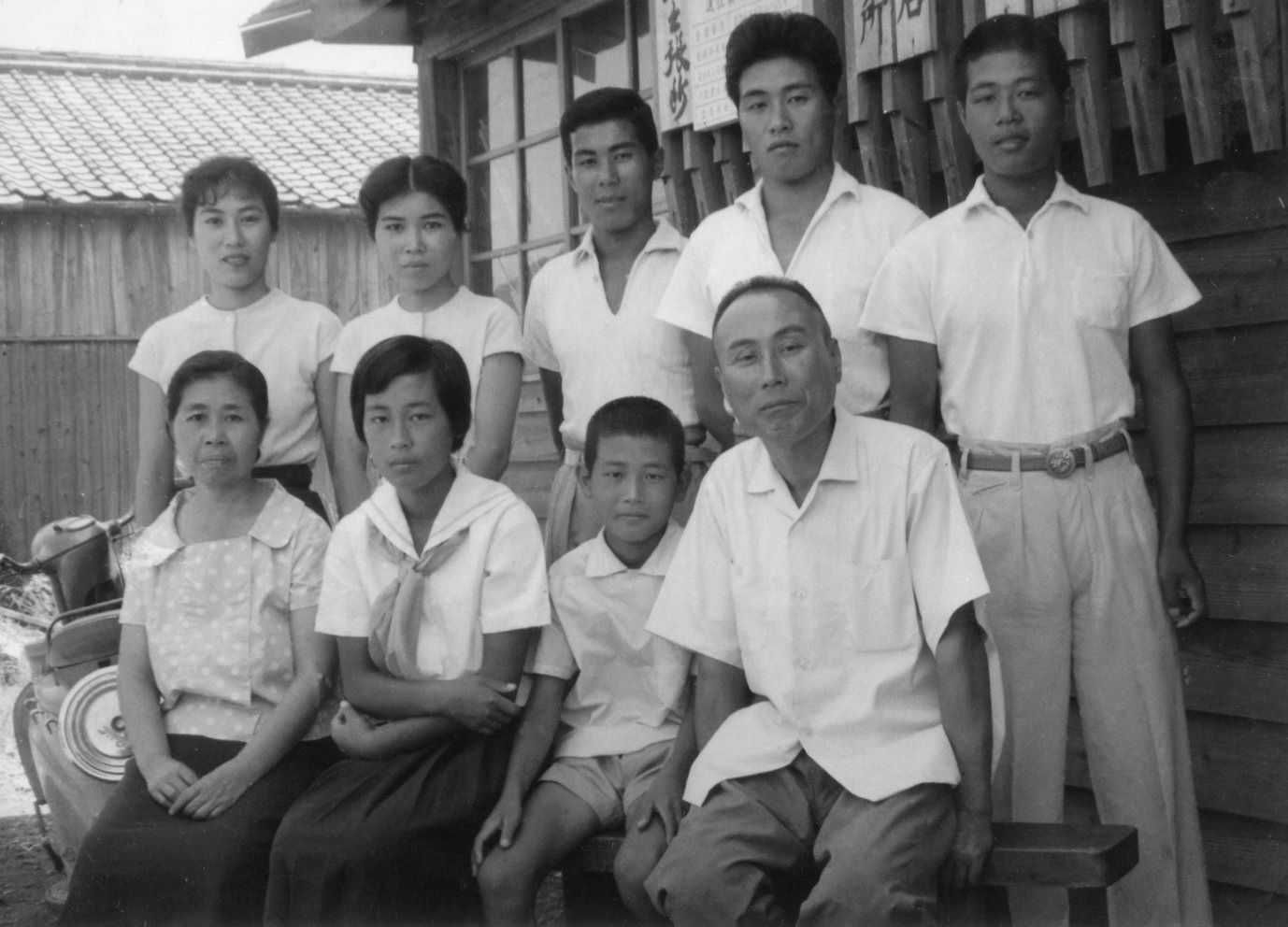 父・正雄さん（前列右端）ら家族で写真に納まる（父の左隣が本人）