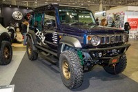 「プロ・スタッフ」のZEAL JIMNY NOMADO。エアロキットをまといサスペンションを変えている。