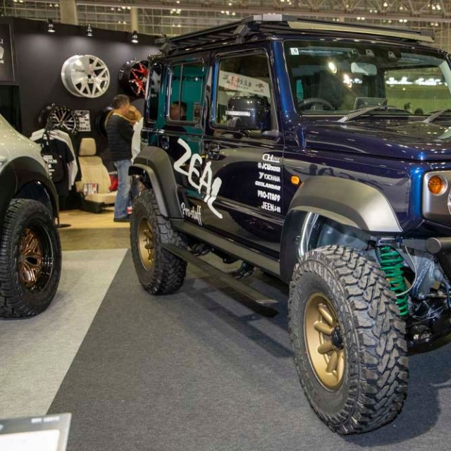 「プロ・スタッフ」のZEAL JIMNY NOMADO。エアロキットをまといサスペンションを変えている。