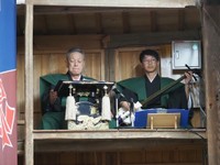 歌舞伎専門員として働く奈義町の二宮さん　画像右側