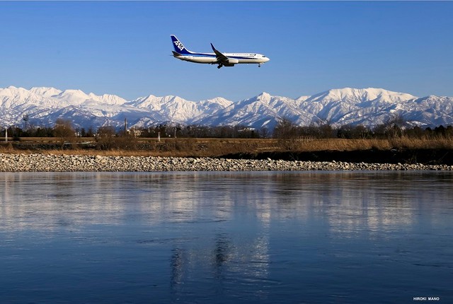 １月で使った立山連峰をバックに着陸する全日空機の写真