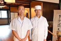 弟の隆兵さん（左）は中村軒の南で、十割蕎麦を出す「隆兵そば」を営んでいます