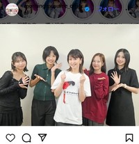森高千里（中央）と記念撮影するモーニング娘。'25の（左から）井上春華、弓桁朱琴、小田さくら、櫻井梨央＝モーニング娘。'25のインスタグラム＠morningmusume_officialより