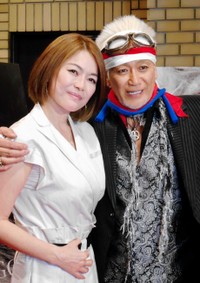 青田典子さん　2014年７年ぶりのソロツアーをスタートさせた玉置浩二さん（右）と