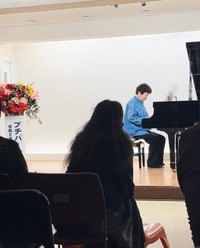 81歳でピアノの発表会に初めて参加した母。とてもパワフルな人だったそう。