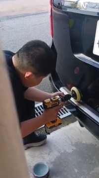 車体を磨く次男さん／あきらさん提供