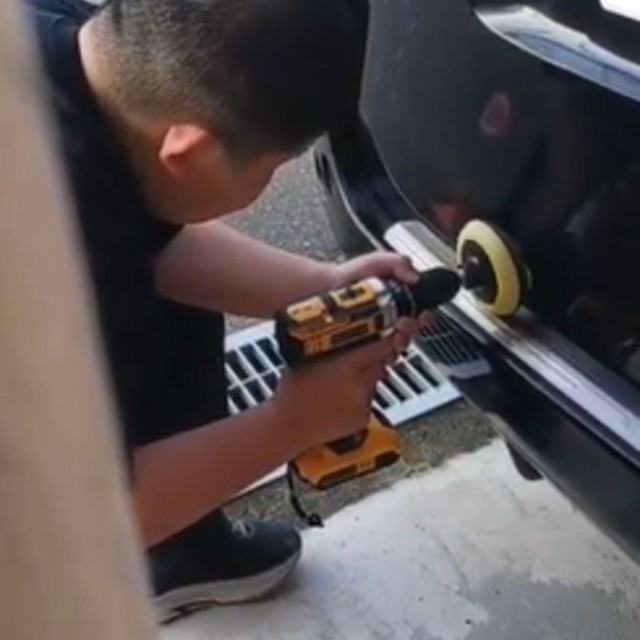 車体を磨く次男さん／あきらさん提供