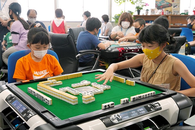 Mahjong game set, smoke