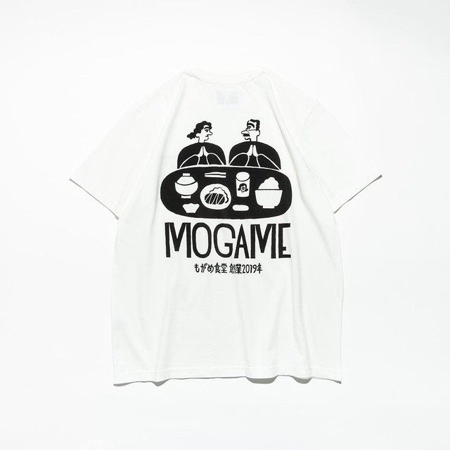 ホームタウンの名店をレップする、<br>タコマフジレコード×もがめ食堂のTシャツ。