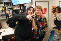 ノンアルコールのシャンパンで格闘家・アンナ（左）と乾杯するゆたぼん