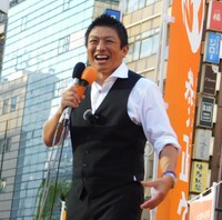 演説する参政党・神谷宗幣代表＝新橋SL広場
