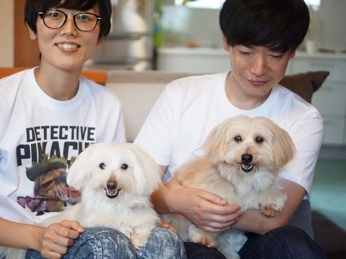 ２匹を抱く夫妻「正しい知識を持って接することで犬も人ももっと幸せになれると思う」環奈さんは犬のインストラクター養成講座を受講中だ