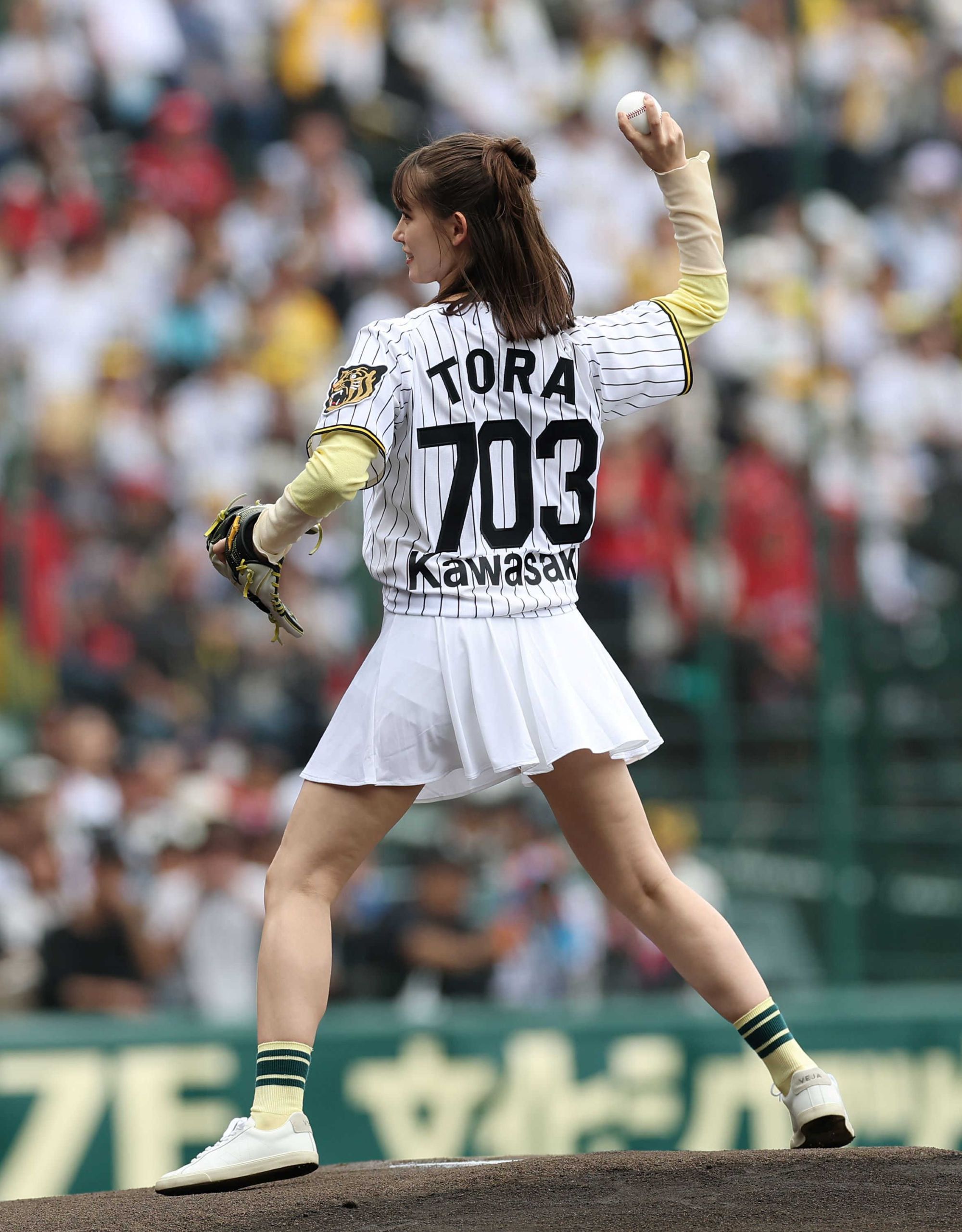 井森美幸57歳のマウンド！スカートふわりトラウデン直美 AKBコンビは