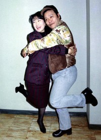 紅白歌合戦で司会を務める三田佳子（左）と西田敏行＝1990年12月