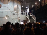 16日をもって営業を終了する「ジャニーズショップ大阪」に詰めかけるファン