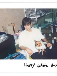 愛犬・チョコとの2ショットを公開したイ・ミンホ（出典：イ・ミンホ公式インスタグラム＠actorleeminhoより）