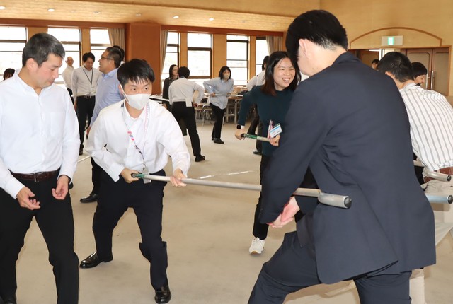 滋賀県は昨年度から刺股の配備を本格化させ、今月には職員を対象に使い方の講習会が開かれた（５月１９日、県庁）
