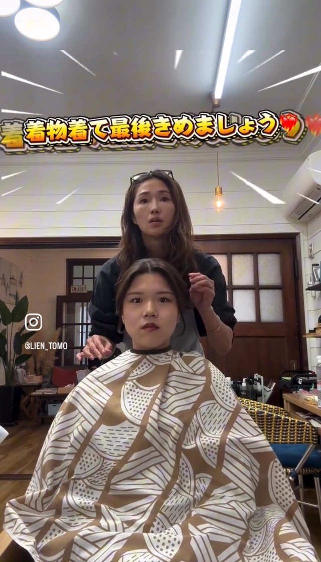 着物を着た後に最終調整することを新婦に伝える吉田さん／吉田知世さん（@lien_tomo）提供