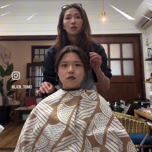 着物を着た後に最終調整することを新婦に伝える吉田さん／吉田知世さん（@lien_tomo）提供