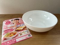 毎年おなじみ！シール台紙と30点でもらえるアルク・フランス社製のお皿。今年はボウル（筆者撮影）