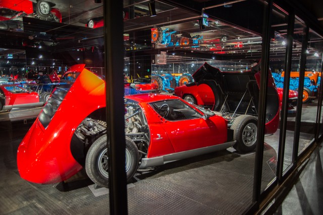 ランボルギーニ　ミウラP400　エンジンが見える状態で展示されているのは珍しい