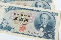 岩倉具視の500円札(satsuki／stock.adobe.com)