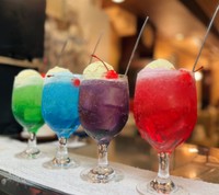右から2番目は、創業当時の看板をモチーフにしたオリジナルの「王城クリームソーダ」（珈琲王城の公式Xから）