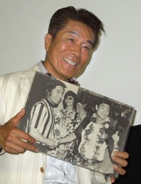 1972年に香港で撮影したブルース・リーとのツーショット写真を披露した俳優の倉田保昭＝都内（2013年）