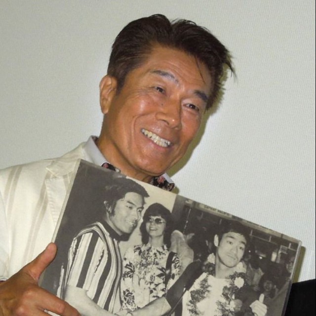 1972年に香港で撮影したブルース・リーとのツーショット写真を披露した俳優の倉田保昭＝都内（2013年）
