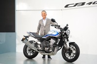「東京モーターサイクルショー2026」で新型CB400SFを披露するホンダ代表取締役社長・室岡克博氏