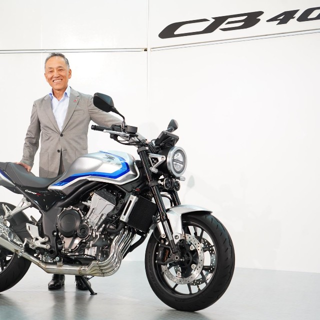 「東京モーターサイクルショー2026」で新型CB400SFを披露するホンダ代表取締役社長・室岡克博氏