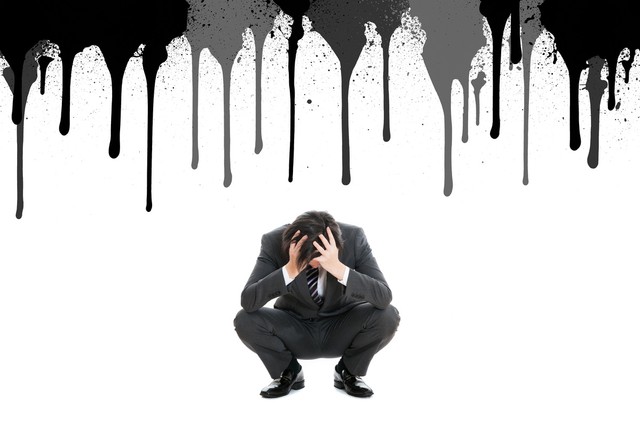 頭を抱えてしゃがみこむビジネスマン※画像はイメージです （beeboys/stock.adobe.com）
