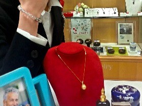 ペットの遺骨・遺灰をペンダントに「 なでていとおしんで」