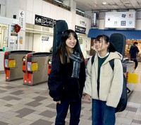 作詞作曲した荒木さん（左）とボーカルの古関さん＝京都市中京区・市営地下鉄烏丸御池駅