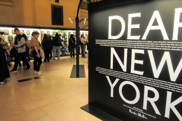 「ディア・ニューヨーク」展=2025年10月、ニューヨークのグランドセントラル駅