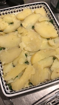 残しておいた芋を薄くスライスしてのせますわ（提供：お菓子作り お嬢様さん）