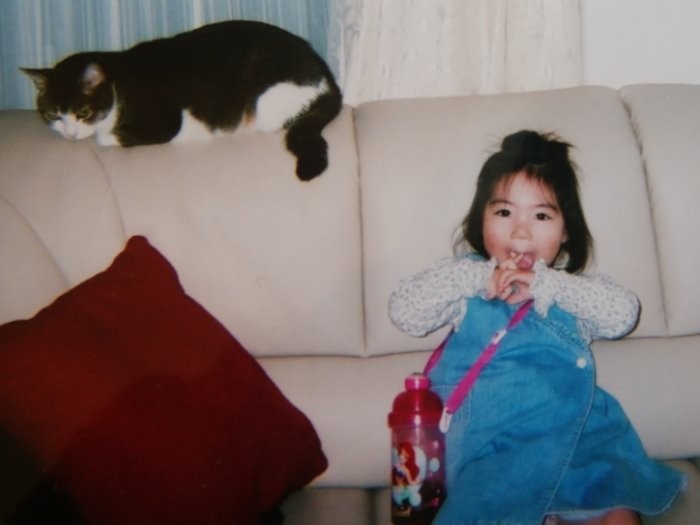 かれんさんが３歳の頃。一緒に育ったラビと