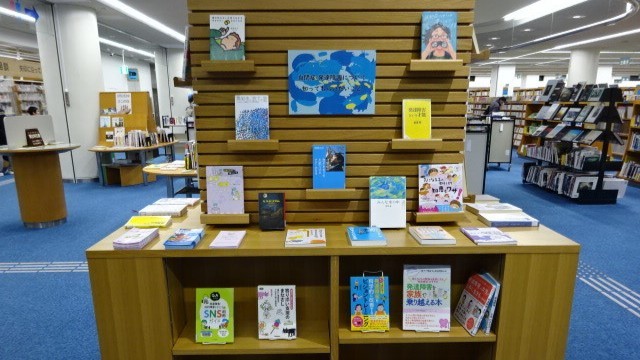 過去の展示風景　提供:岡山市立中央図書館