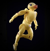 めっちゃ瞬足で走れそうなスーパーヒーローアヒルちゃんに変身。しかも、可愛いぷよぷよボディが、筋肉質に！しかもこれ、針金で接続されていて動くんです。これもすべて材料は100均で揃うんだそう（写真提供：安居さん）