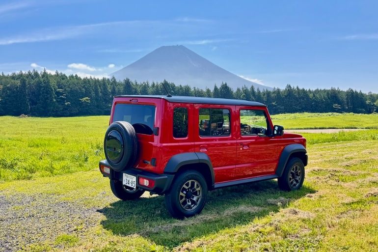 スズキが「ジムニー ノマド」の販売を再開 人気沸騰のわけも納得の性能