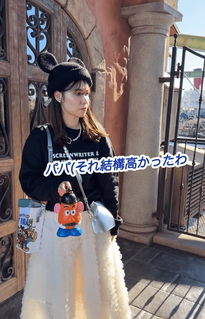 「それ結構高かったわ」と夫役の不満を再現した一場面／Naoさん（@nao70818）提供