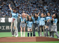 マウンドでジャンプして喜ぶME：IのTSUZUMI＝東京ドーム